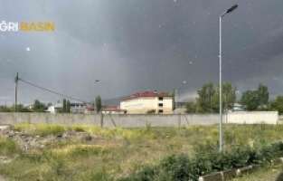 Diyadin’de Aniden Bastıran Dolu Hayatı Felç Etti