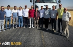 Ağrı’da Eskiharman Köyü’nde asfalt çalışmaları sürüyor