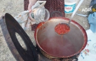 Patnos’ta kadınlar imece usulü kışlık menemen hazırlıyor