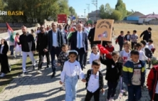 Ağrılı öğrencilerden Filistin’e destek yürüyüşü