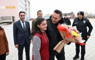 Ağrı’da emniyetten minik yüreklere kışlık bot desteği