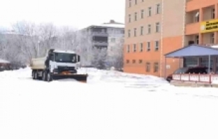 Ağrı’da okullar ikinci dönem için kardan arındırıldı
