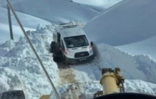 Ağrı’da 2 Metrelik Karda Hasta Kurtarma Operasyonu