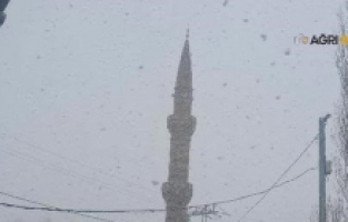 Nisan’da kar şoku! Ağrı’da köy beyaza büründü