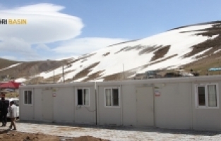 Patnos’ta Depremzedelere Konteyner Desteği