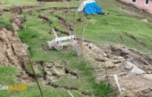 Ağrı’da Heyelan Köye Dayandı, Yarıklar Oluştu