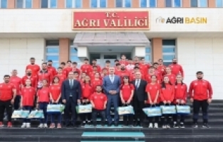 Ağrılı Şampiyon Sporculara Valilikte Tebrik