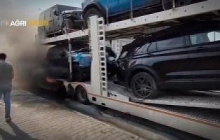​​​​​​​Doğubayazıt'ta Araç Yüklü TIR'da Yangın Paniği