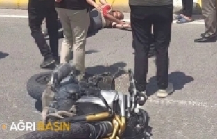 Patnos'ta Motosiklet Otomobile Çarptı: 1 Yaralı