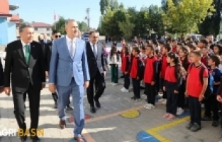 Ağrı’da ilk ders zilini Vali Bozkurt çaldı