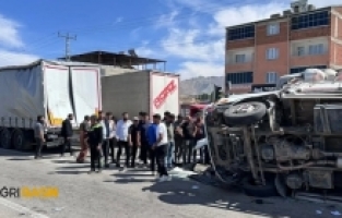 Doğubayazıt’ta kamyonet TIR’a çarptı: 2 yaralı