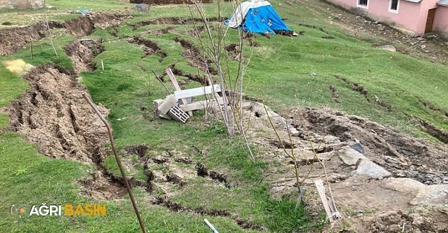 Ağrı’da Heyelan Köye Dayandı, Yarıklar Oluştu