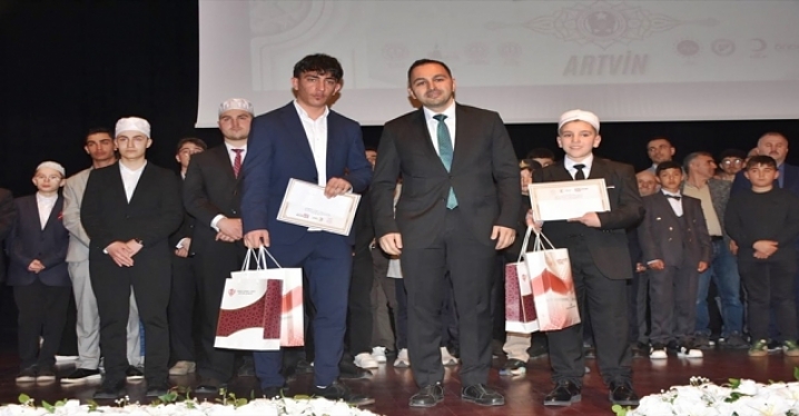 Ağrılı Öğrenci Ezan Yarışmasında Bölge Birincisi