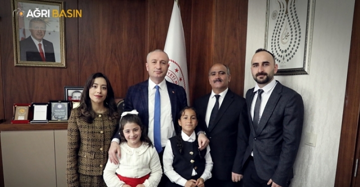 Müdür Kökrek 23 Nisan’da Koltuğu Çocuklara Devretti