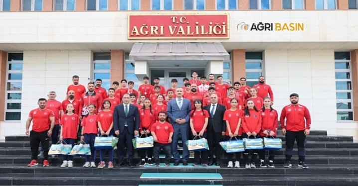 Ağrılı Şampiyon Sporculara Valilikte Tebrik