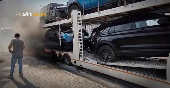 ​​​​​​​Doğubayazıt'ta Araç Yüklü TIR'da Yangın Paniği