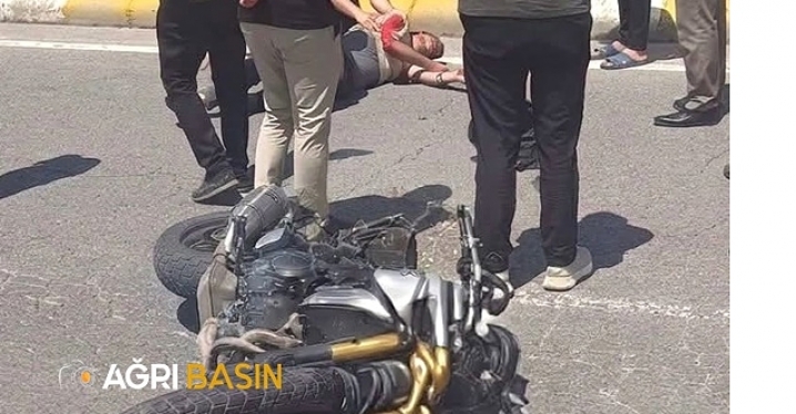 Patnos'ta Motosiklet Otomobile Çarptı: 1 Yaralı