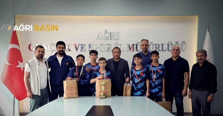 Ağrı’nın genç badmintoncularından Türkiye üçüncülüğü