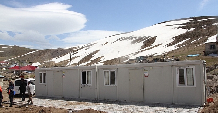 Patnos’ta Depremzedelere Konteyner Desteği