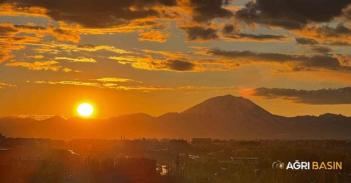 Ağrı’da Gün Batımı Gökyüzünü Kızıla Boyadı