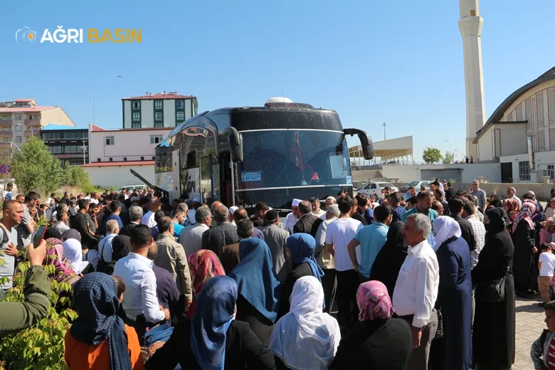 Ağrılı Hacı Adayları kutsal topraklara dualarla uğurlandı