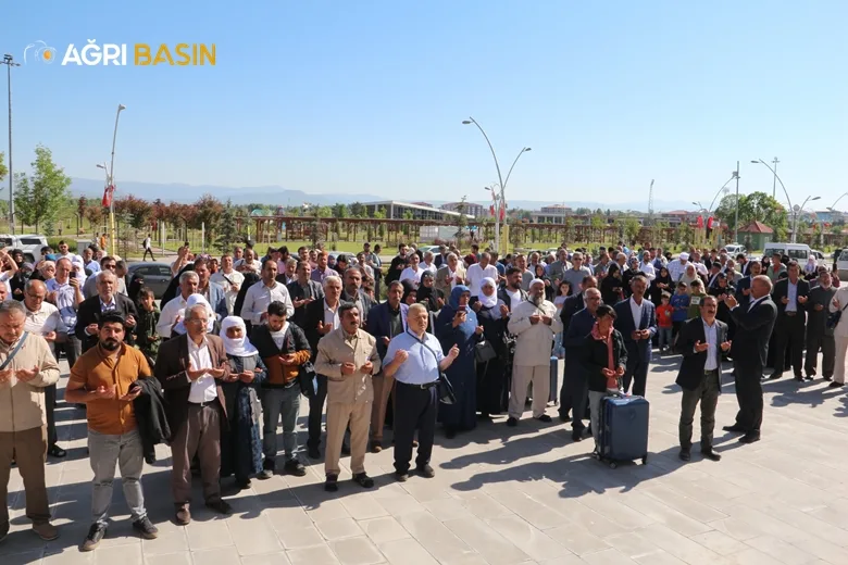 Ağrılı Hacı Adayları kutsal topraklara dualarla uğurlandı