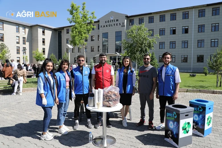 Ağrı'da YGS Öncesi Öğrencilere Çay ve Simit İkramı