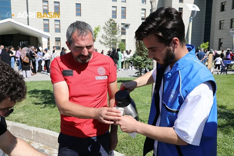 Ağrı'da YGS Öncesi Öğrencilere Çay ve Simit İkramı
