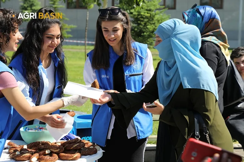 Ağrı'da YGS Öncesi Öğrencilere Çay ve Simit İkramı