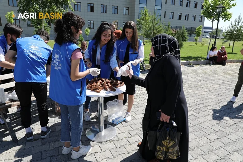 Ağrı'da YGS Öncesi Öğrencilere Çay ve Simit İkramı