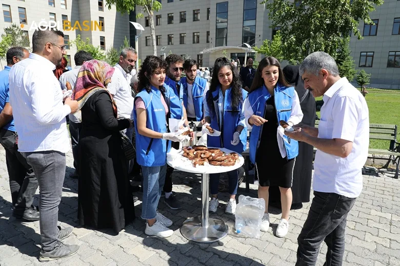 Ağrı'da YGS Öncesi Öğrencilere Çay ve Simit İkramı