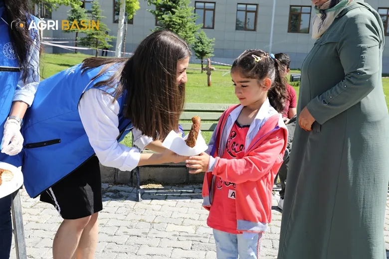 Ağrı'da YGS Öncesi Öğrencilere Çay ve Simit İkramı