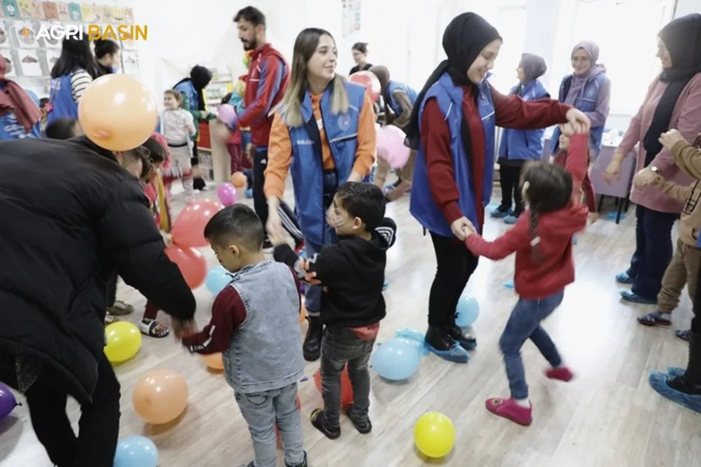 Ağrı Gençlik Merkezi Minik Yürekleri Sevindirdi