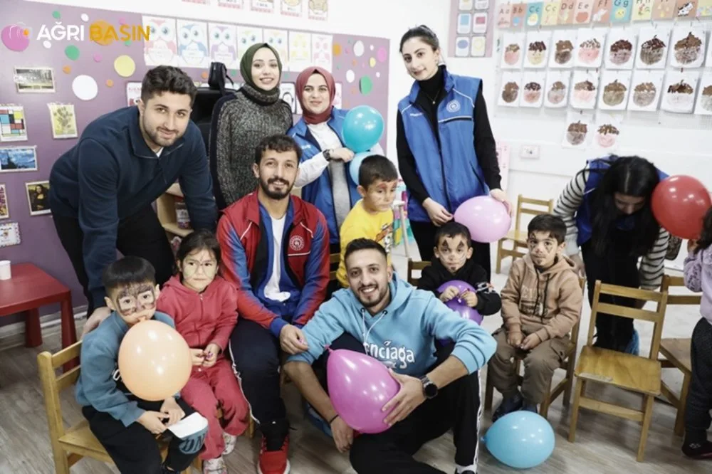 Ağrı Gençlik Merkezi Minik Yürekleri Sevindirdi