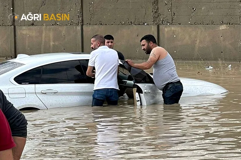 Doğubayazıt'ta Sel Felakati! Çok sayıda ev ve araçlar zarar gördü
