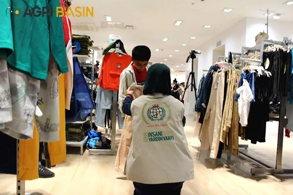 İHH Ağrı'da yetimlere giyim ve nakdi para yardımında bulundu