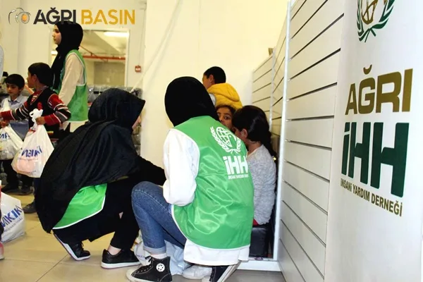 İHH Ağrı'da yetimlere giyim ve nakdi para yardımında bulundu