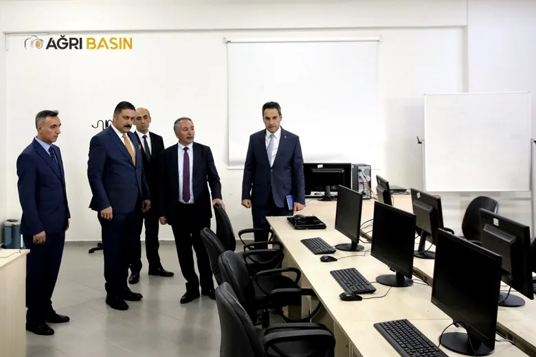AİÇÜ Fen Edebiyat Fakültesi’nde Yeni Bilgisayar Laboratuvarı Hizmete Girdi