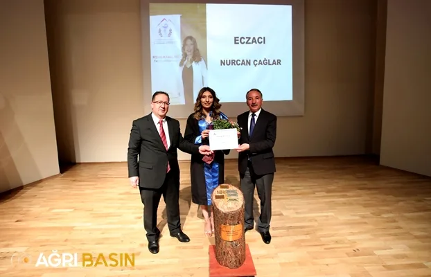 AİÇÜ Eczacılık Fakültesi’nde Mezuniyet Sevinci
