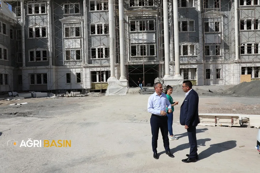 Hasan Kökrek Doğubayazıt'ta yapımı devam eden okul inşaatlarını inceledi