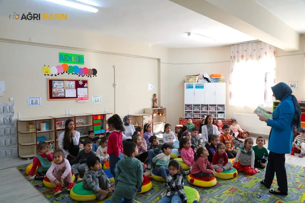 Ağrı Valisi Mustafa Koç ve eşi miniklere masal okudu