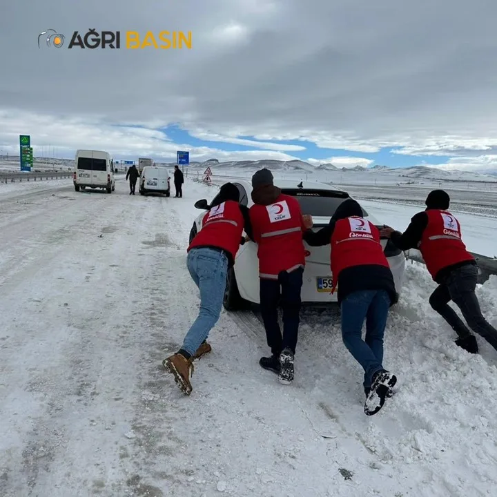 Ağrı'da Kızılay Zorlu Kış Şartlarında Yardım Faaliyetlerini Sürdürüyor