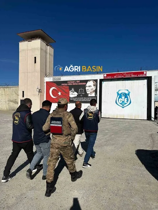 Ağrı’da 4 yıl hapis cezası ile aranan firariler yakalandı