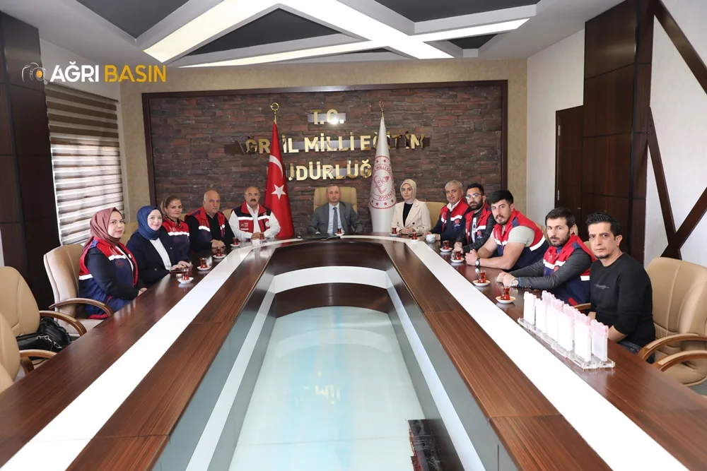 Bakan Mahmut Özer, Ağrı MEB AKUB ekibini plaketle ödüllendirdi