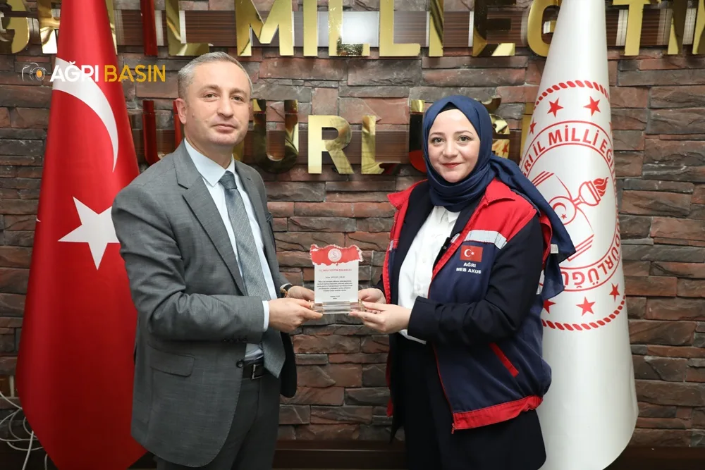Bakan Mahmut Özer, Ağrı MEB AKUB ekibini plaketle ödüllendirdi