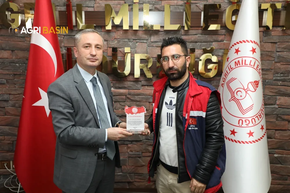 Bakan Mahmut Özer, Ağrı MEB AKUB ekibini plaketle ödüllendirdi