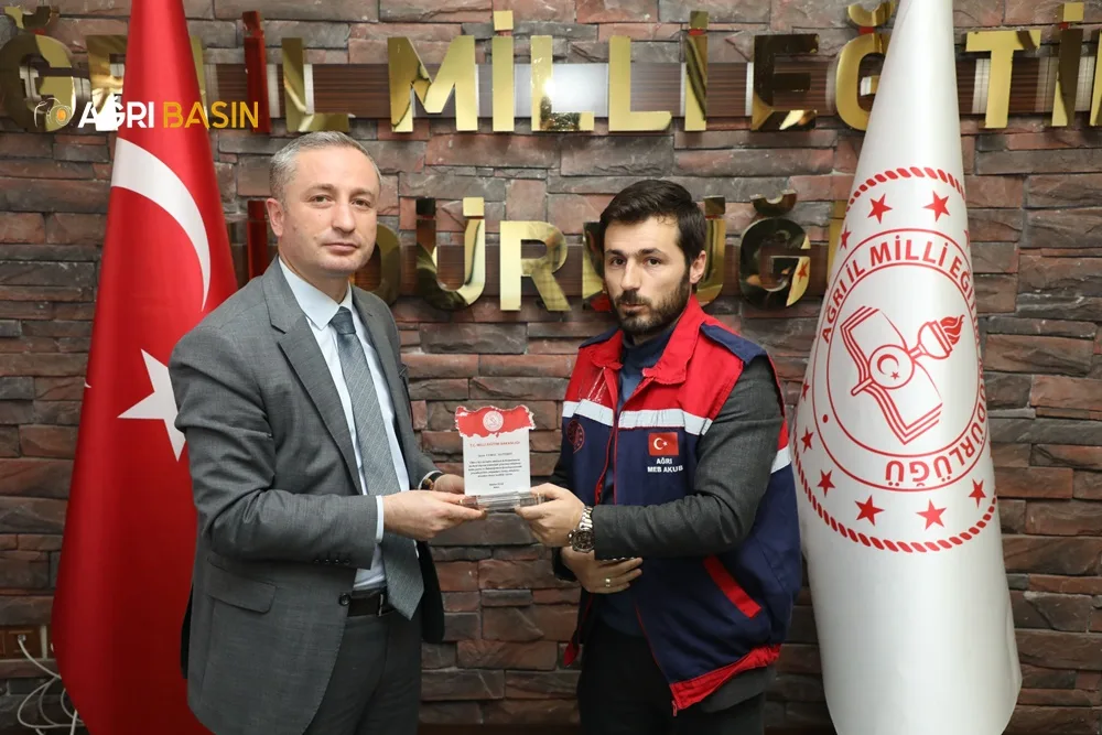 Bakan Mahmut Özer, Ağrı MEB AKUB ekibini plaketle ödüllendirdi