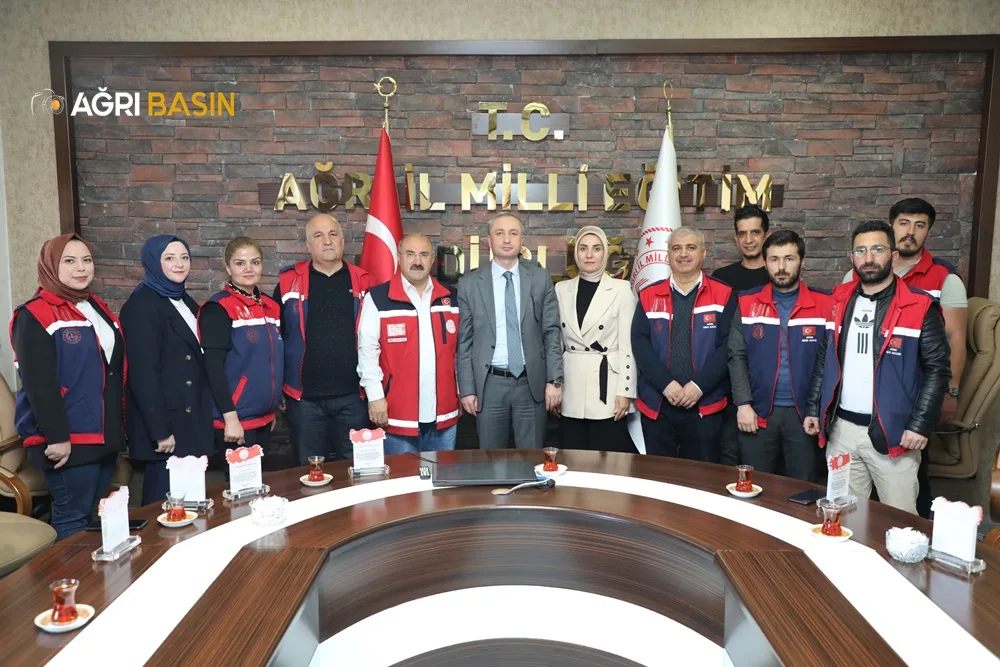 Bakan Mahmut Özer, Ağrı MEB AKUB ekibini plaketle ödüllendirdi
