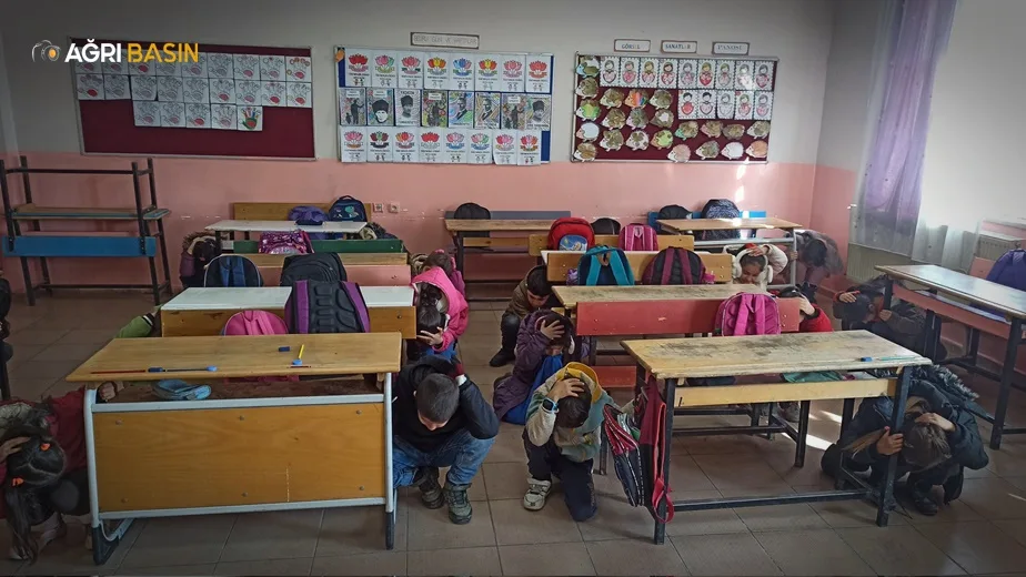 Ağrı'da Deprem Haftasında Okullarda Tatbikat ve Bilgilendirme Çalışmaları