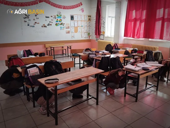 Ağrı'da Deprem Haftasında Okullarda Tatbikat ve Bilgilendirme Çalışmaları